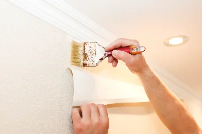 Pose de papier peint à Trébédan — revêtements muraux et toiles de verre